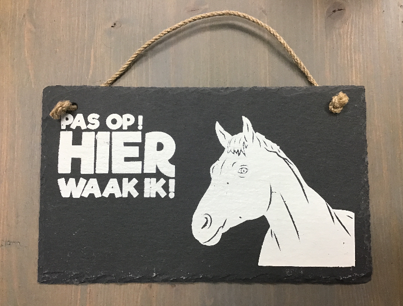 Leisteen - Pas op hier waak ik - Paardenhoofd